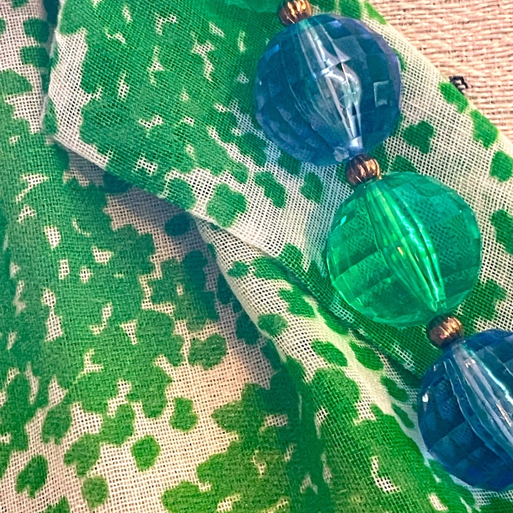 Vintage green outfit with blouse, pants and necklace - Picture 5 of 10